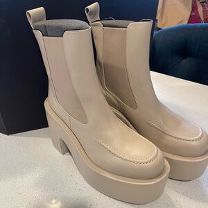 Paloma Barcelo Pia Platfotm Ivory Chelsea Boots - Sz 10/40/Worn once!